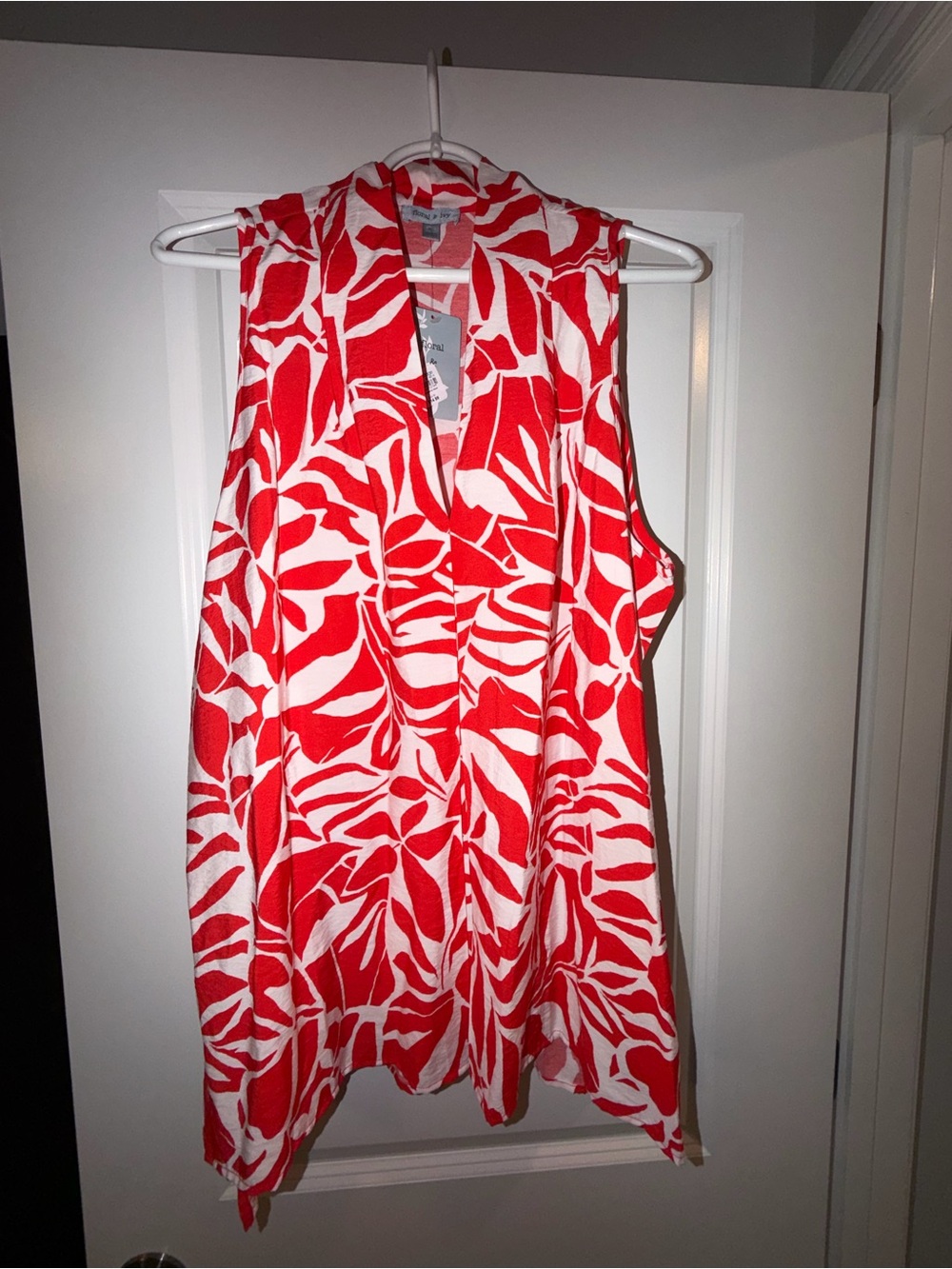 Women’s Floral & Ivy Sleeveless Red & White Leaf Print V-Neck Top size XL NWT